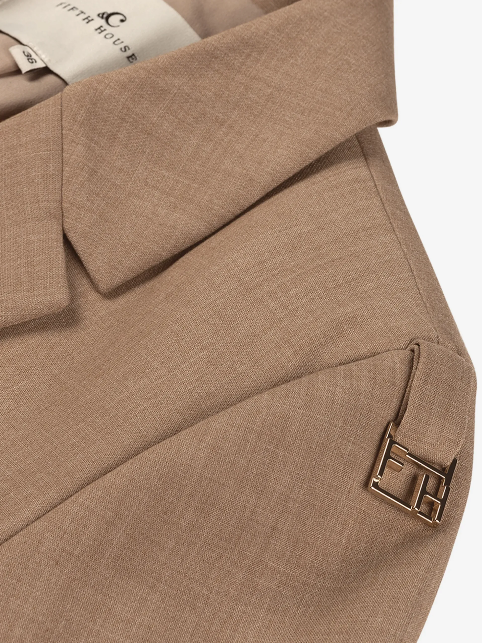 Aansluitende blazer met detail op schouders