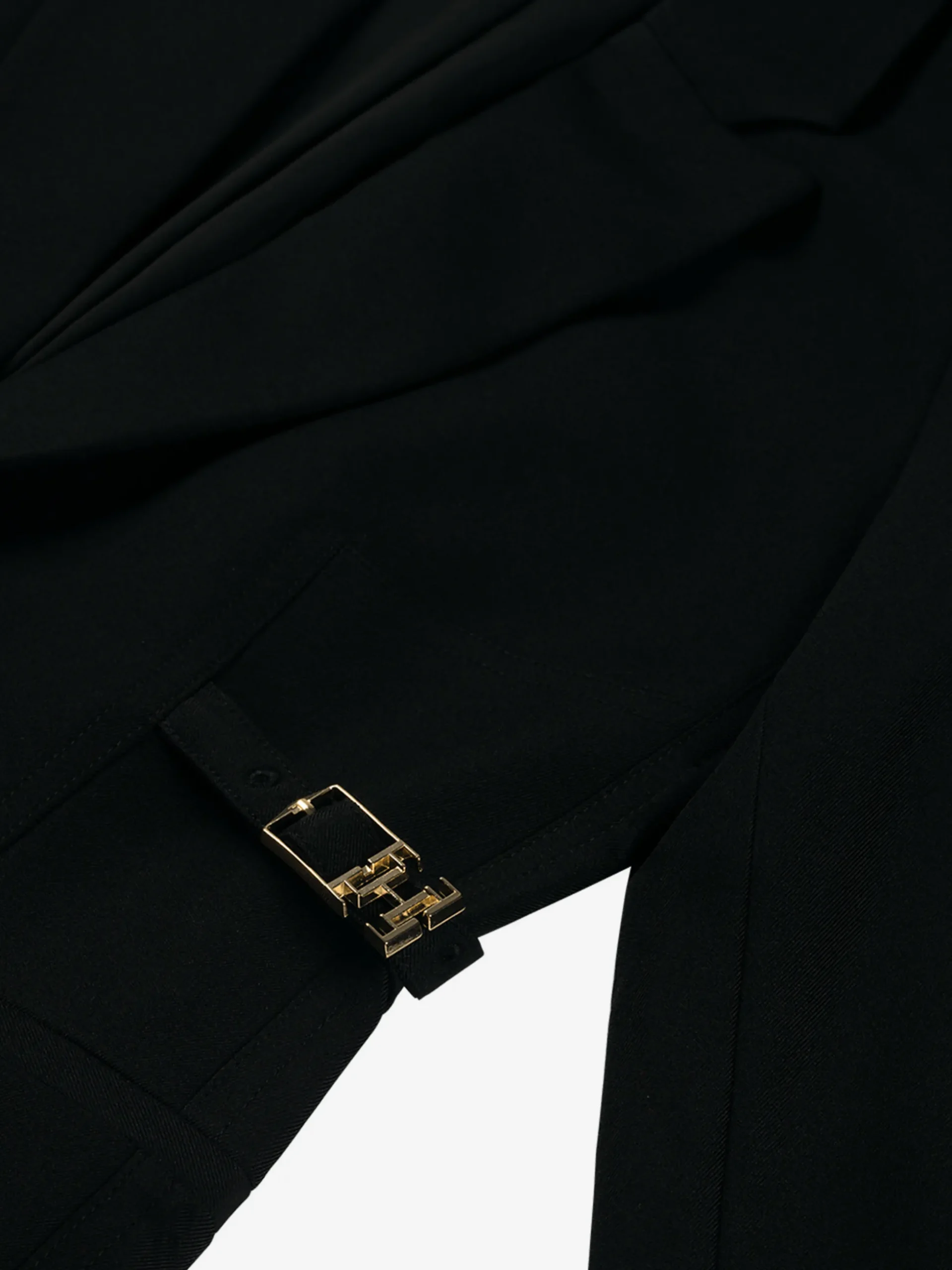 Aansluitende blazer met gesp detail