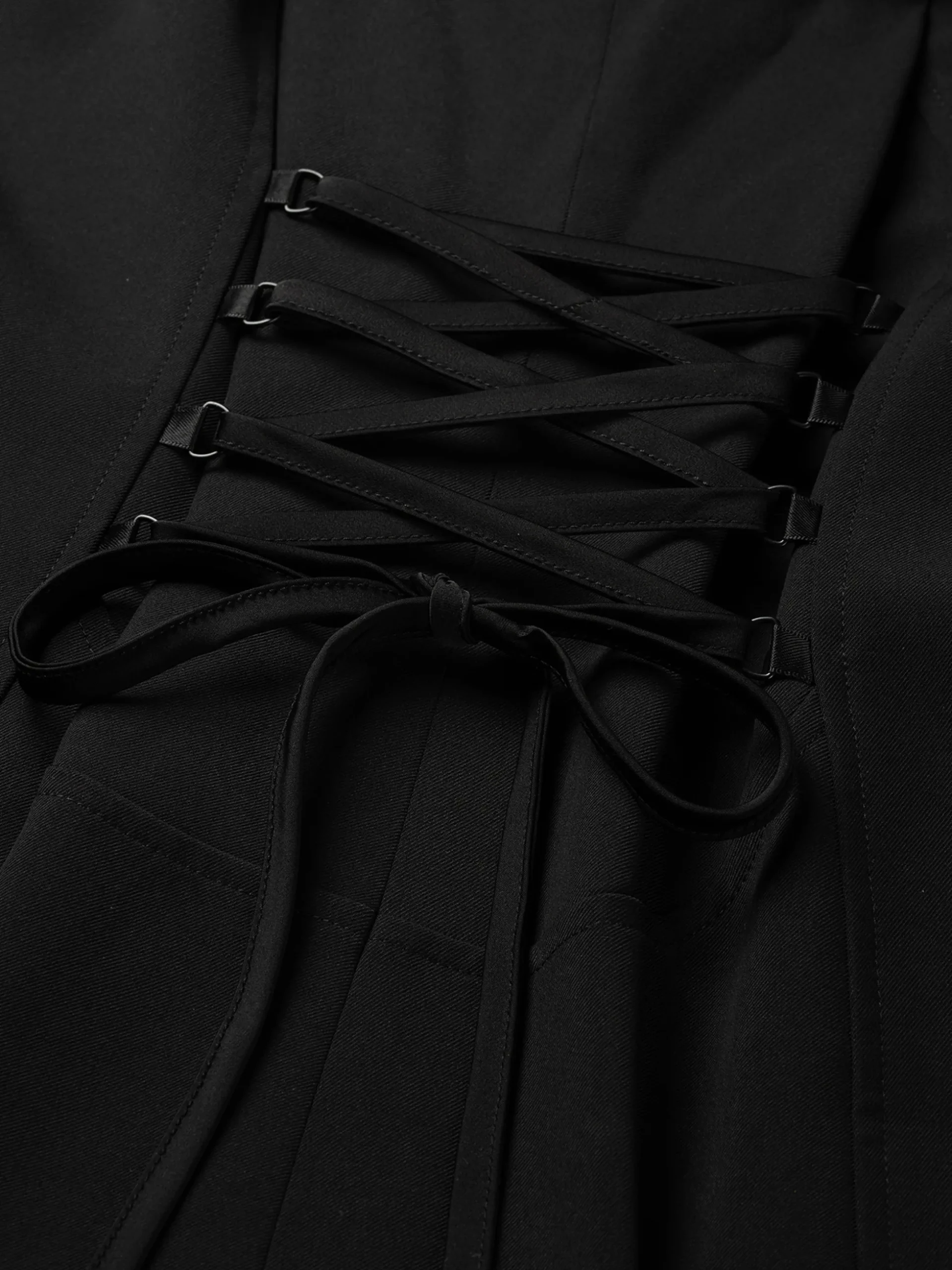 Aansluitende blazer met veter details