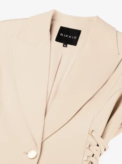 Aansluitende blazer met veter details