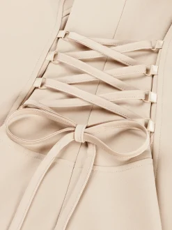 Aansluitende blazer met veter details