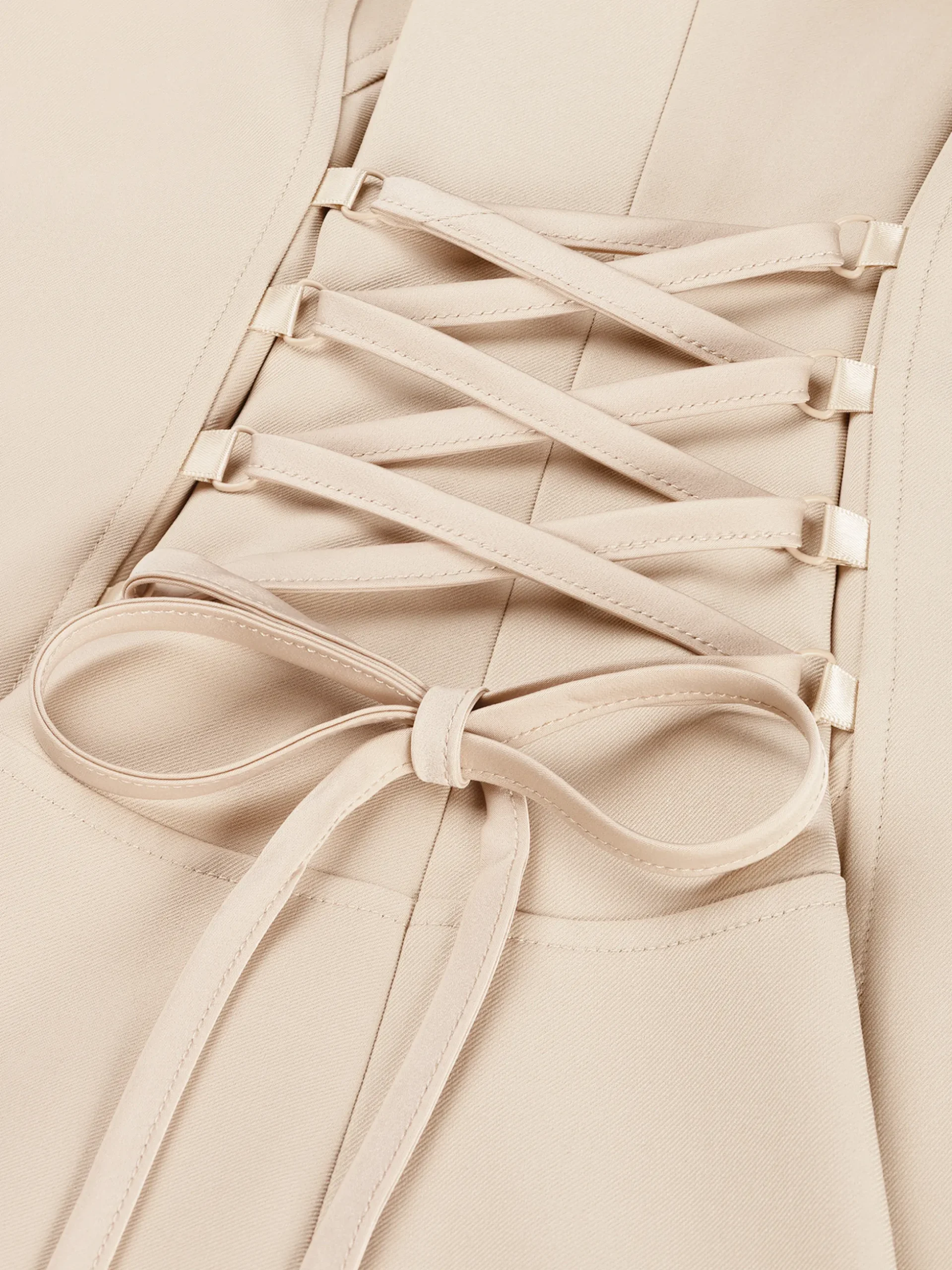 Aansluitende blazer met veter details