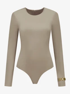 Aansluitende body met ketting detail