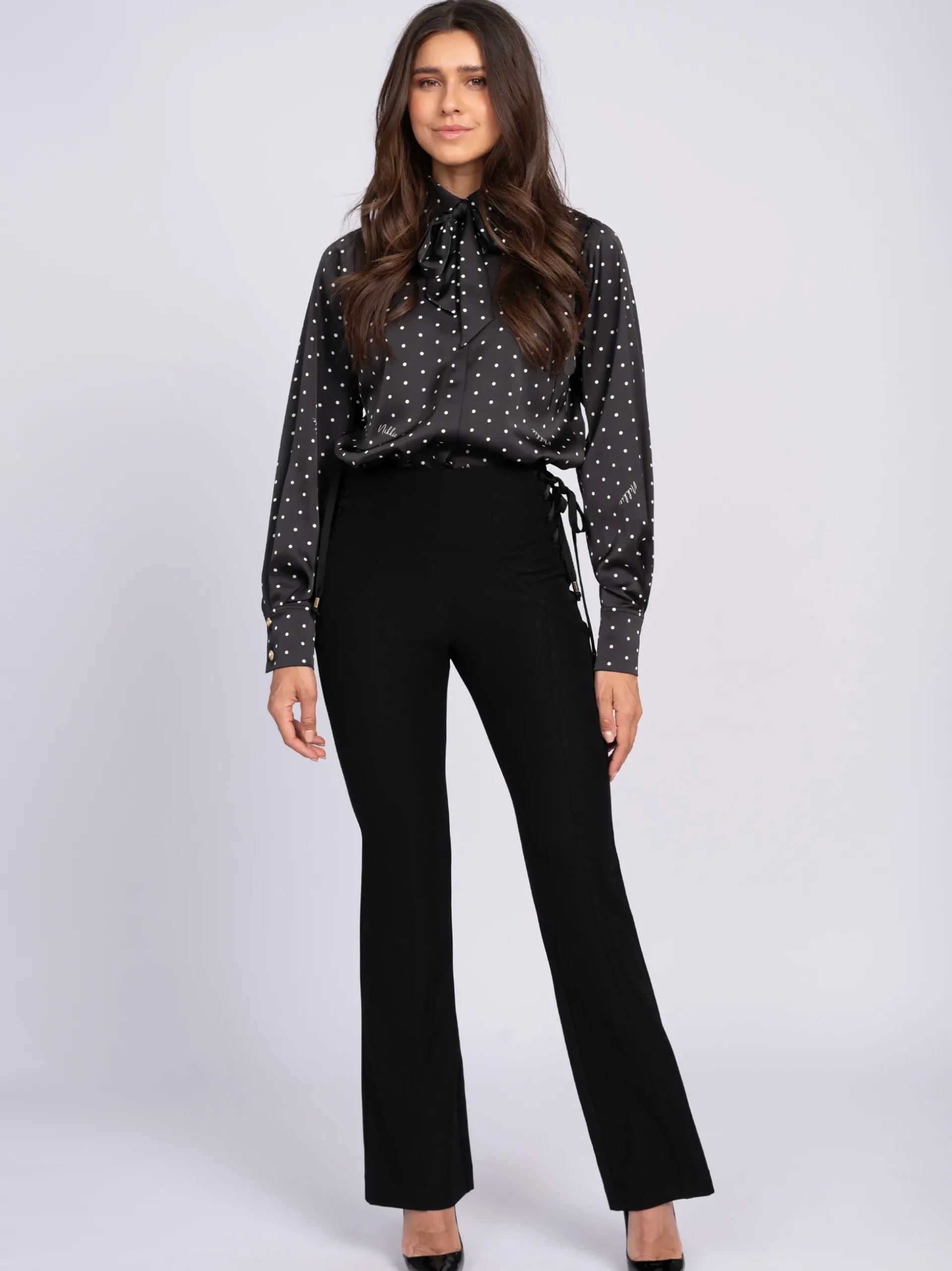 Aansluitende flared broek met veter details