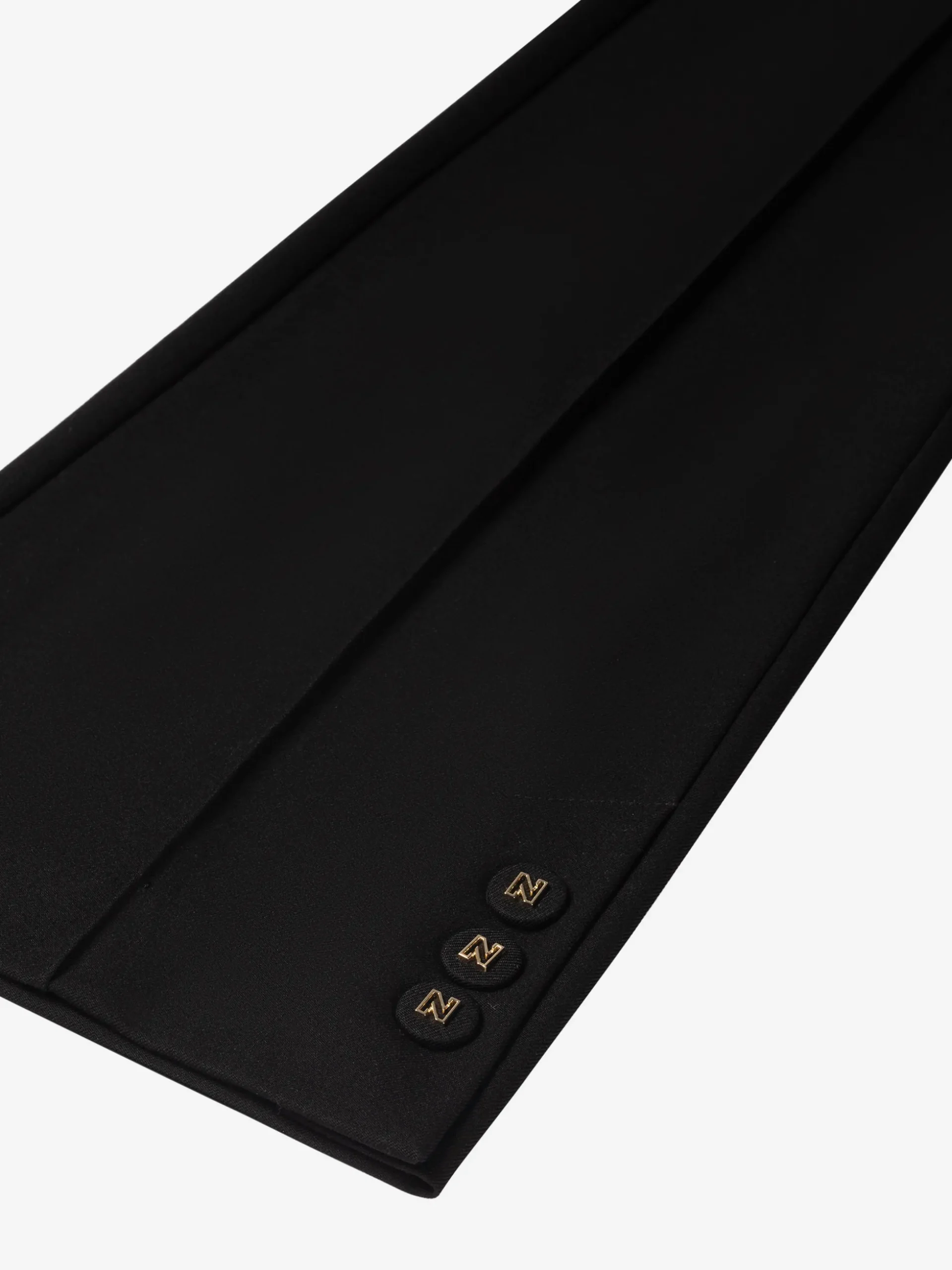 Aansluitende flared pantalon met naden en N-knopen