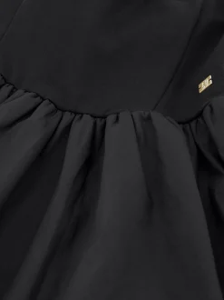 Aansluitende jurk met ballonrok