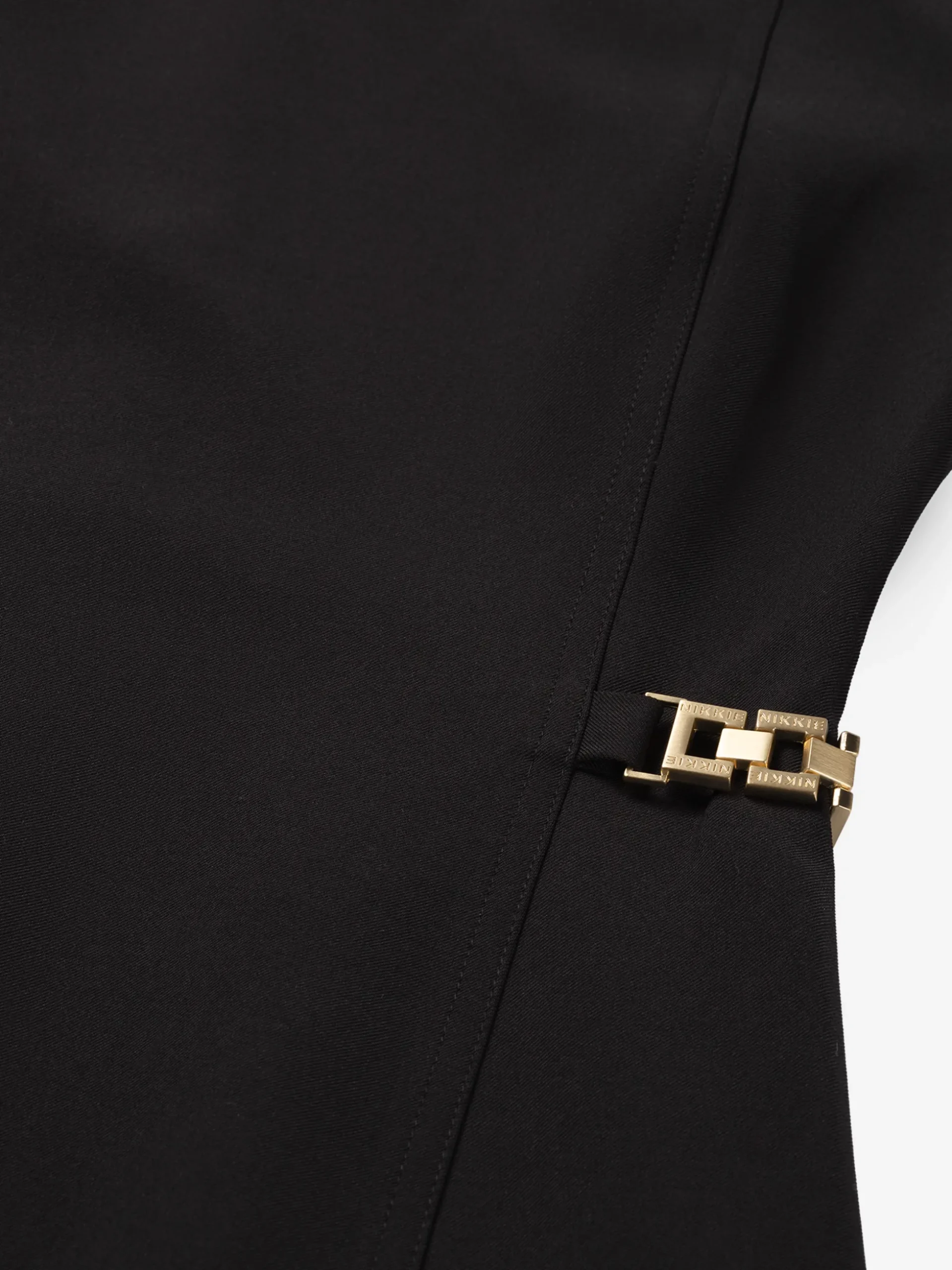 Aansluitende jurk met ketting details bij de taille