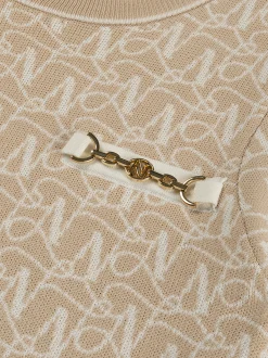 Aansluitende jurk met logo patroon en ketting detail
