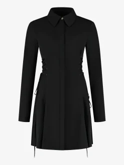 Aansluitende jurk met veter details