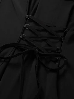 Aansluitende jurk met veter details