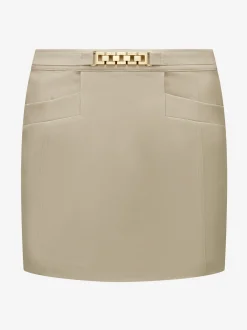 Aansluitende korte skort met ketting detail