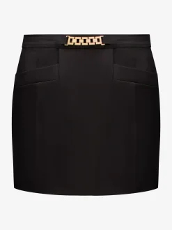 Aansluitende korte skort met ketting detail