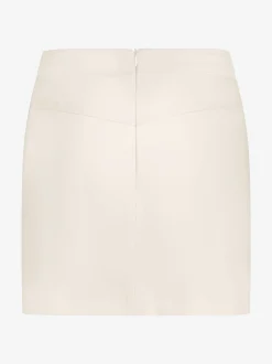Aansluitende korte skort met ketting detail