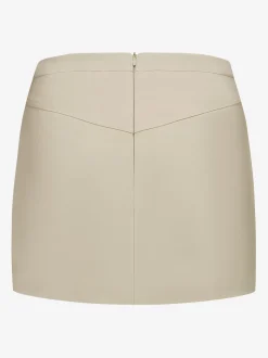Aansluitende korte skort met ketting detail