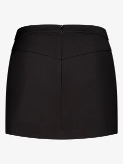 Aansluitende korte skort met ketting detail