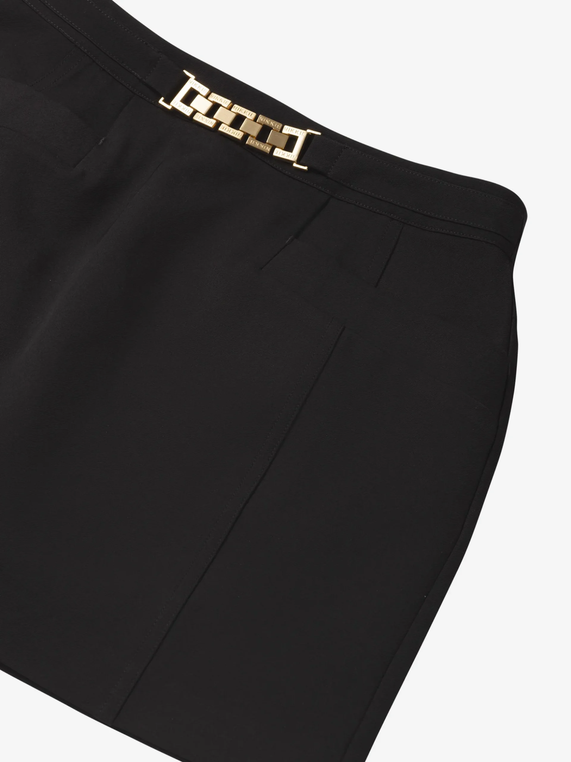 Aansluitende korte skort met ketting detail