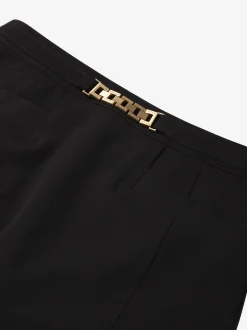 Aansluitende korte skort met ketting detail