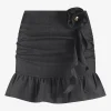 Aansluitende skort met decoratieve bloem