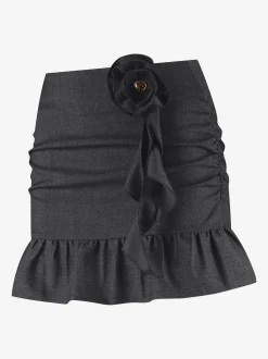 Aansluitende skort met decoratieve bloem