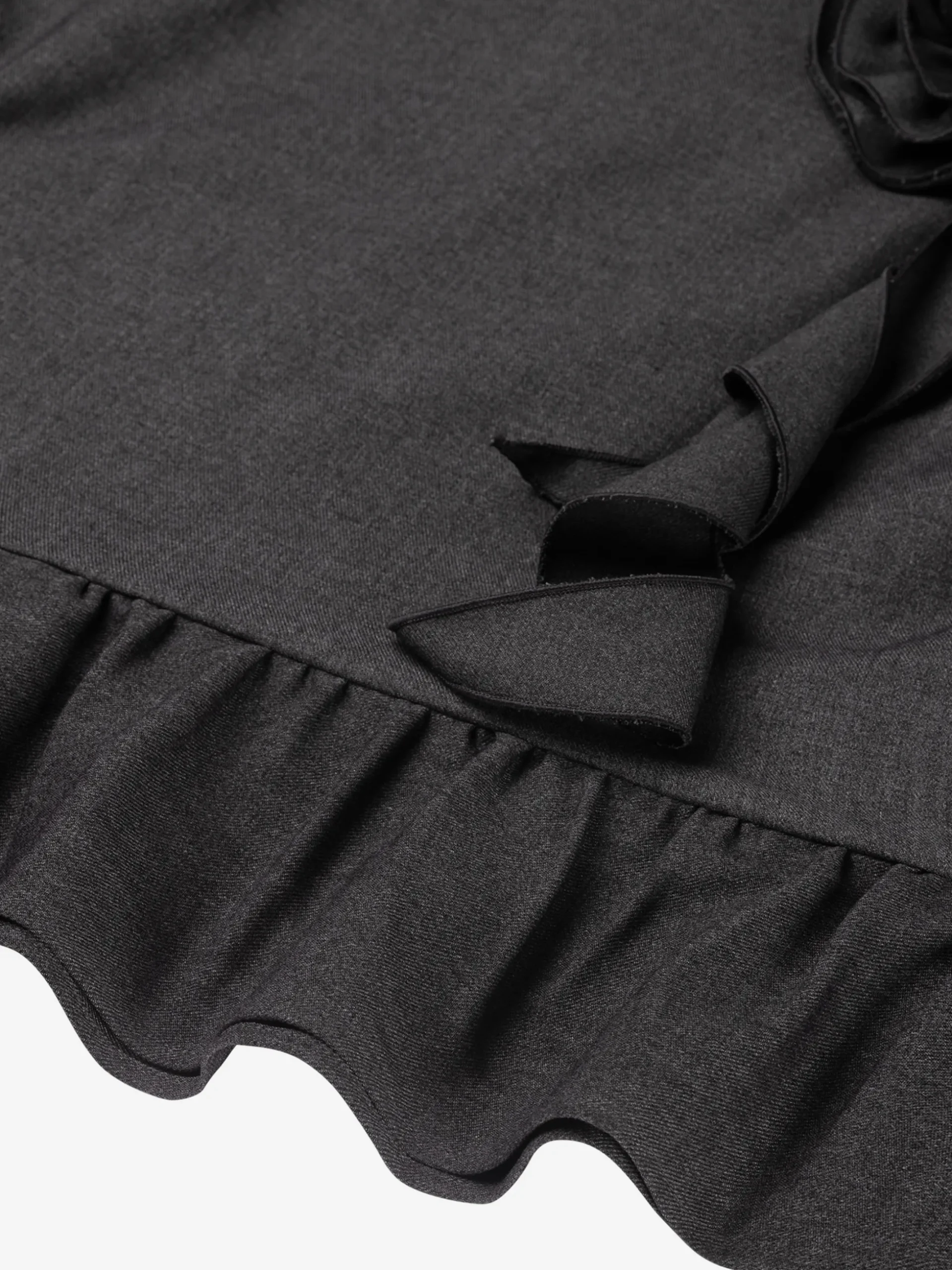 Aansluitende skort met decoratieve bloem