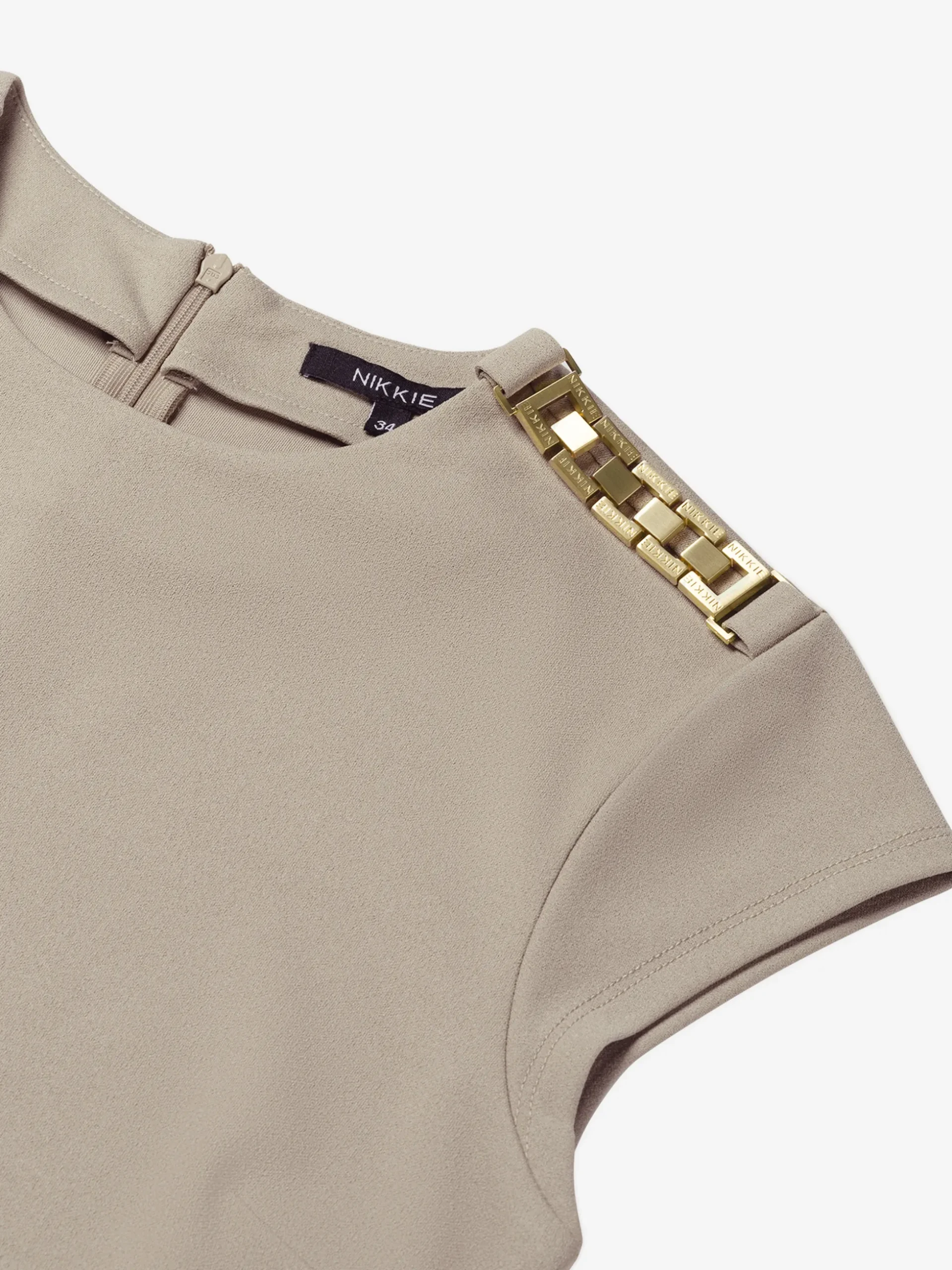 Aansluitende top met ketting detail