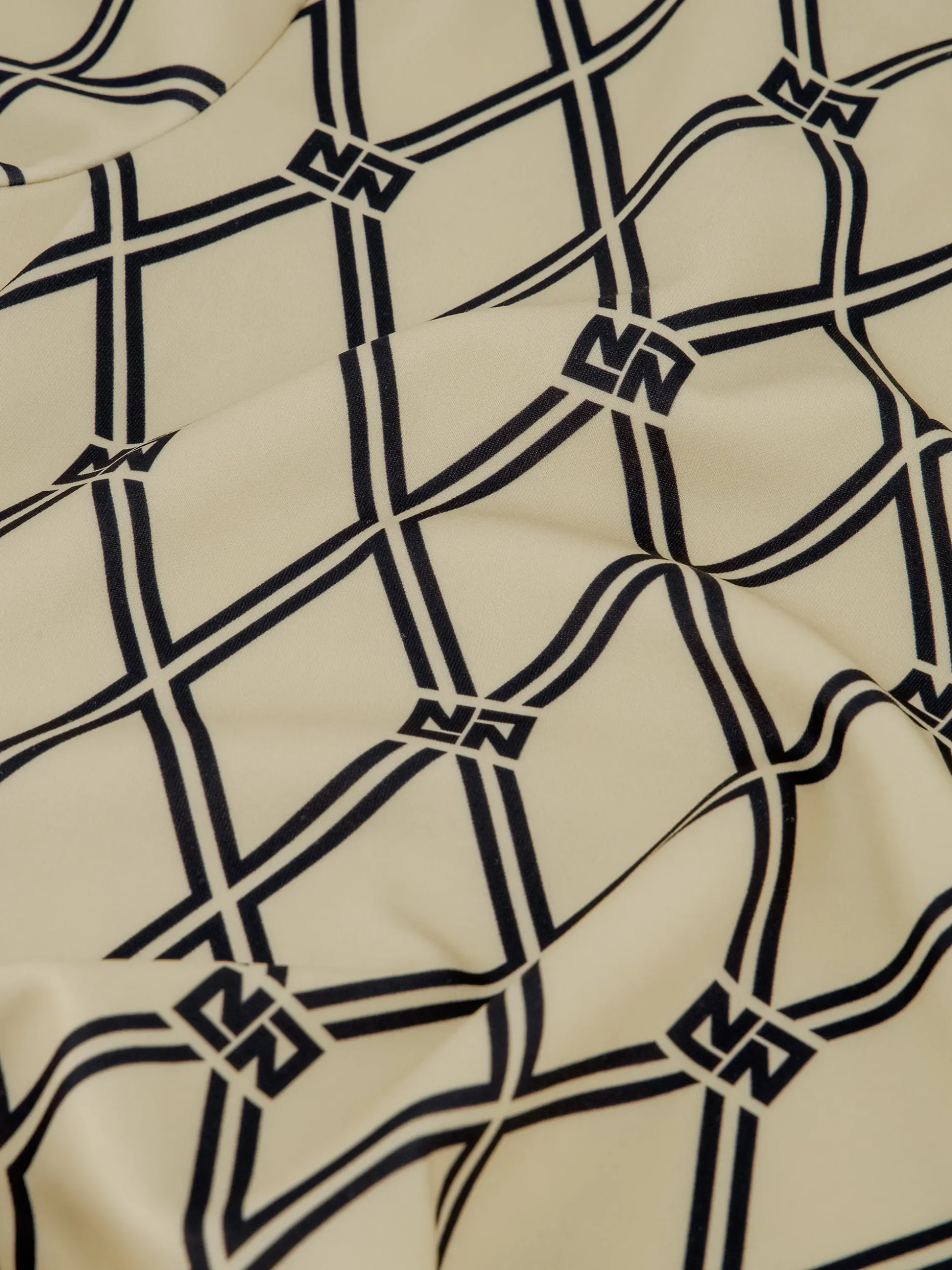 Aansluitende top met N&N logo patroon