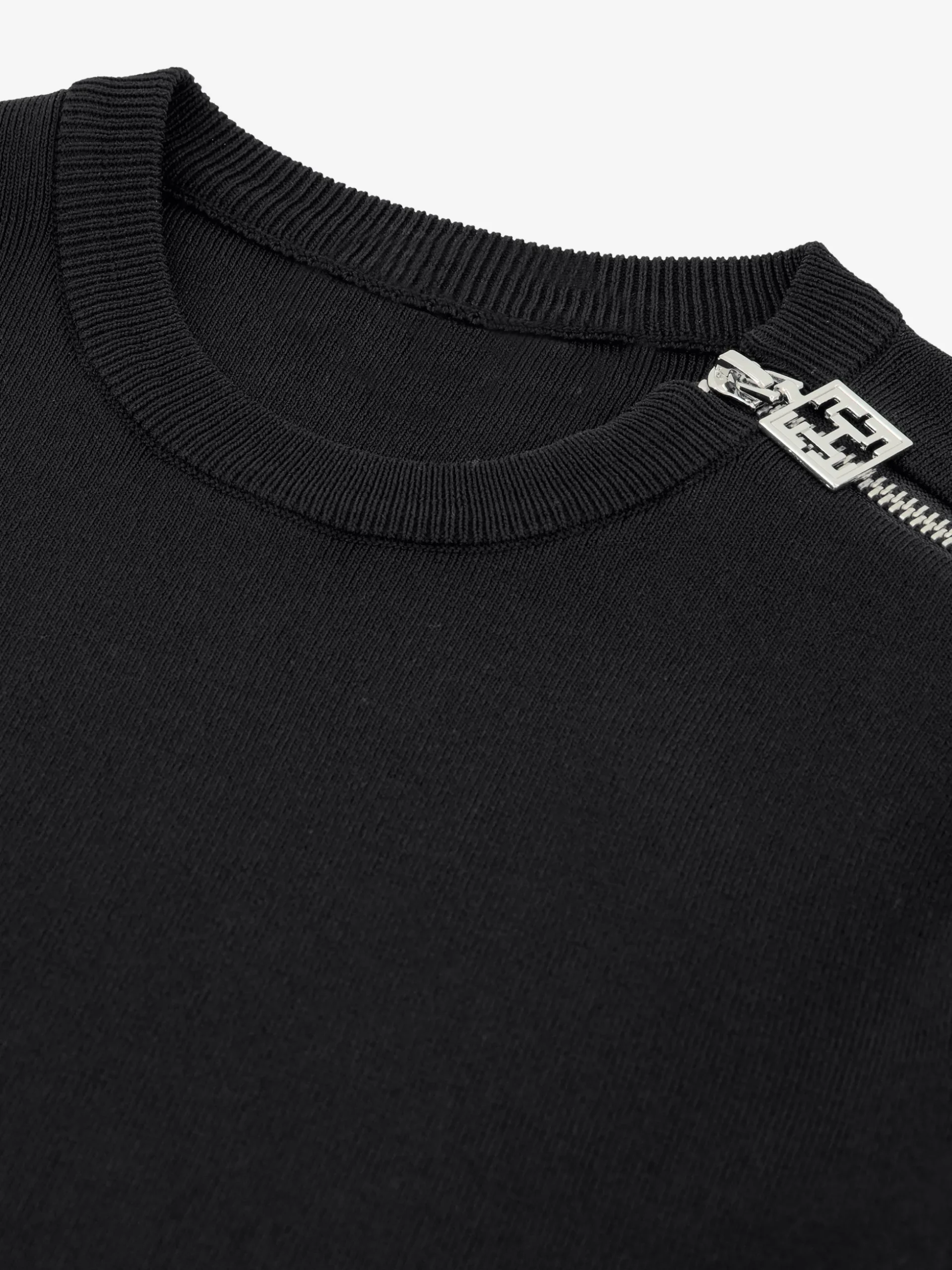 Aansluitende top met rits detail
