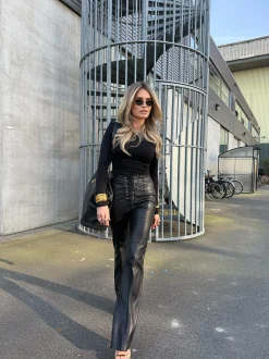 Broek van imitatieleer met veter detail