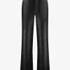 Broek van imitatieleer met witte stiksels
