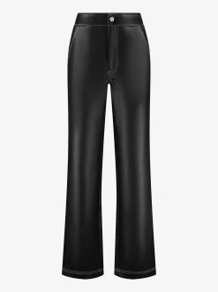 Broek van imitatieleer met witte stiksels