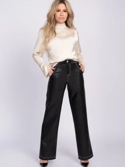 Broek van imitatieleer met witte stiksels