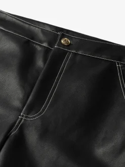 Broek van imitatieleer met witte stiksels