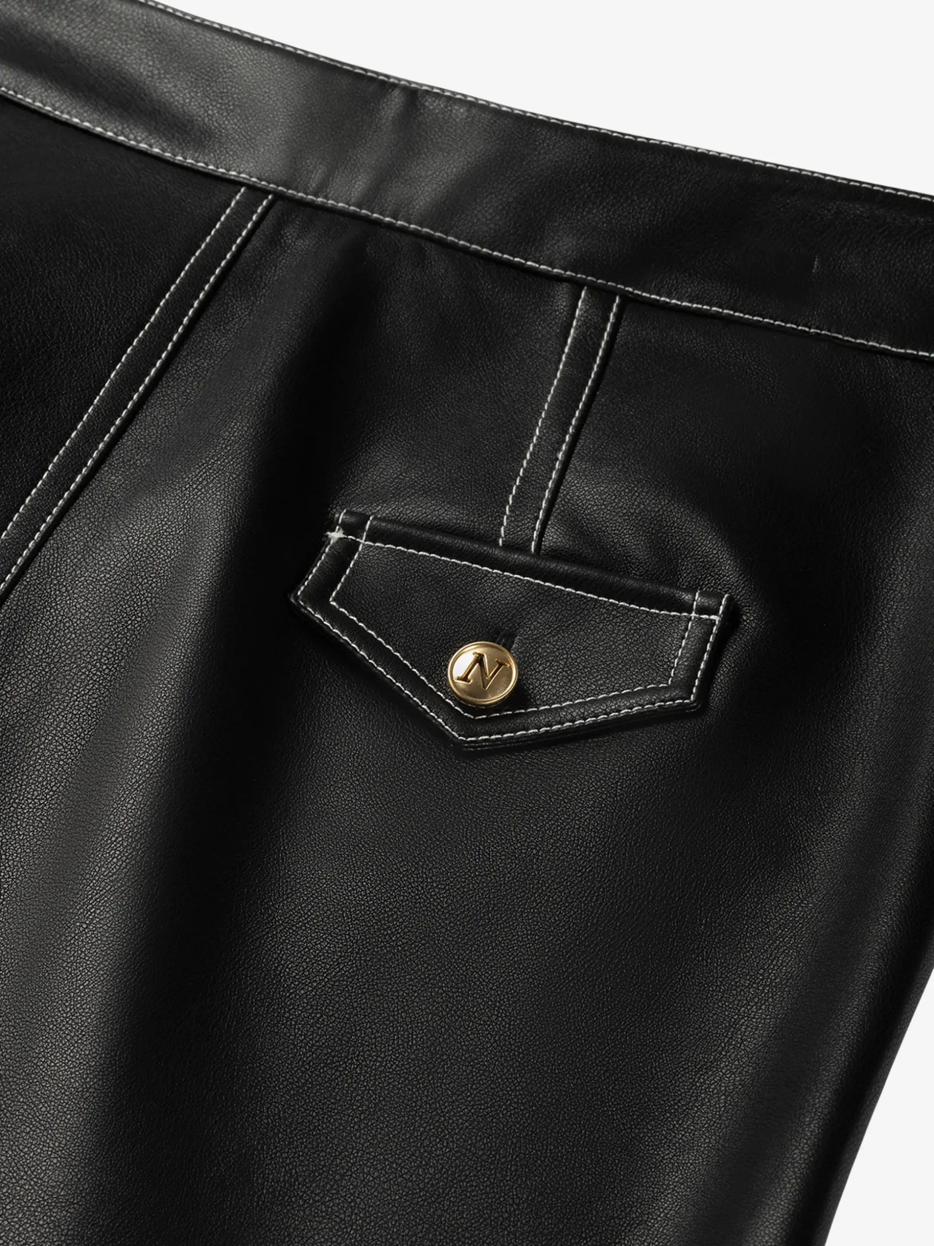 Broek van imitatieleer met witte stiksels