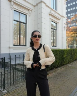 Fluffy vest met sierknopen