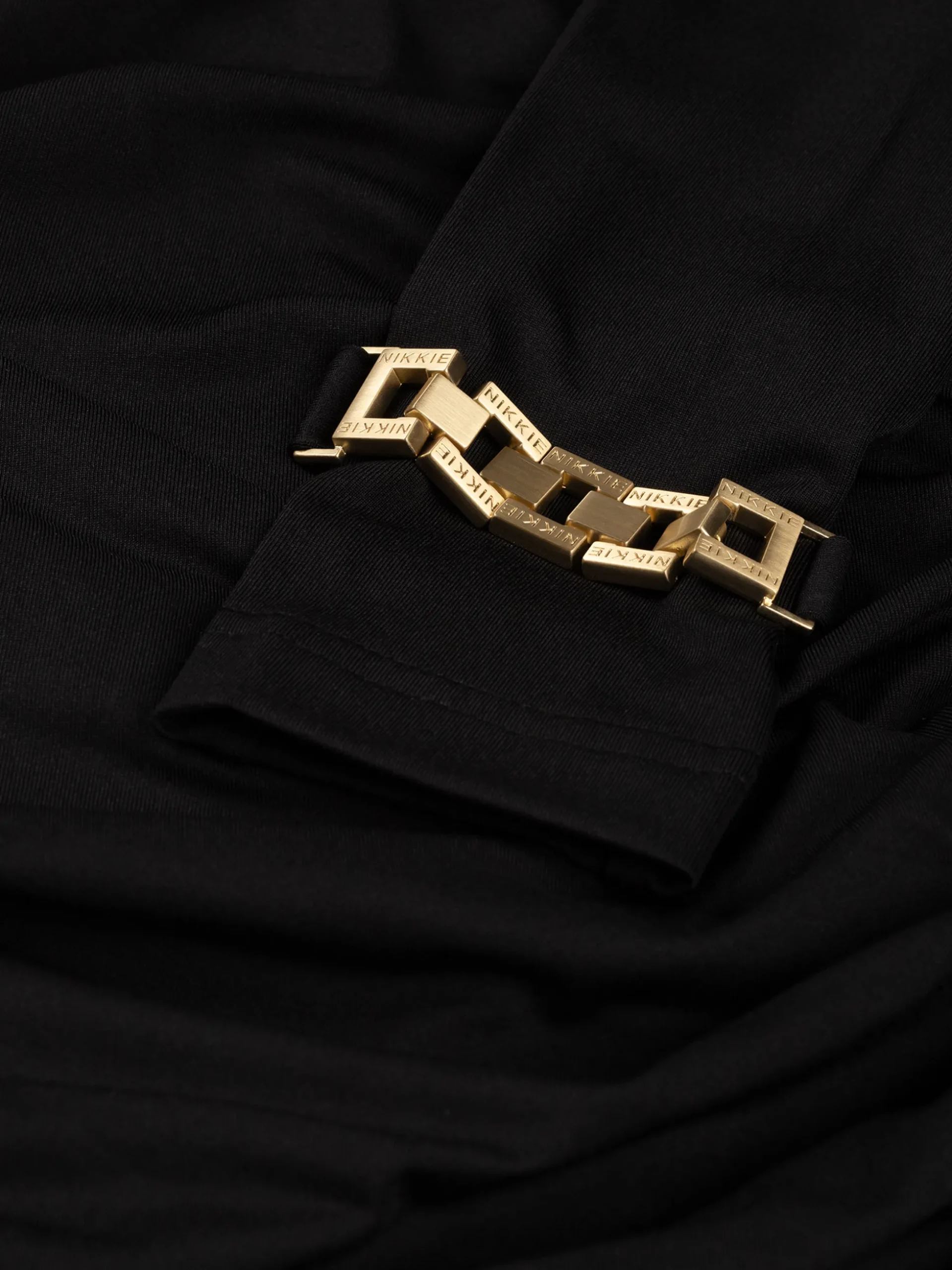 Gedrapeerde lange jurk met ketting detail