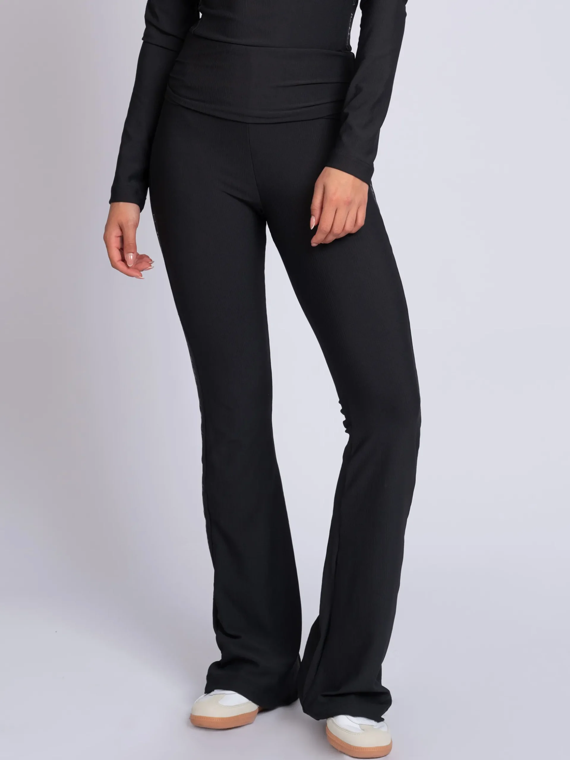 Geribbelde flared legging met omgeslagen taillerand
