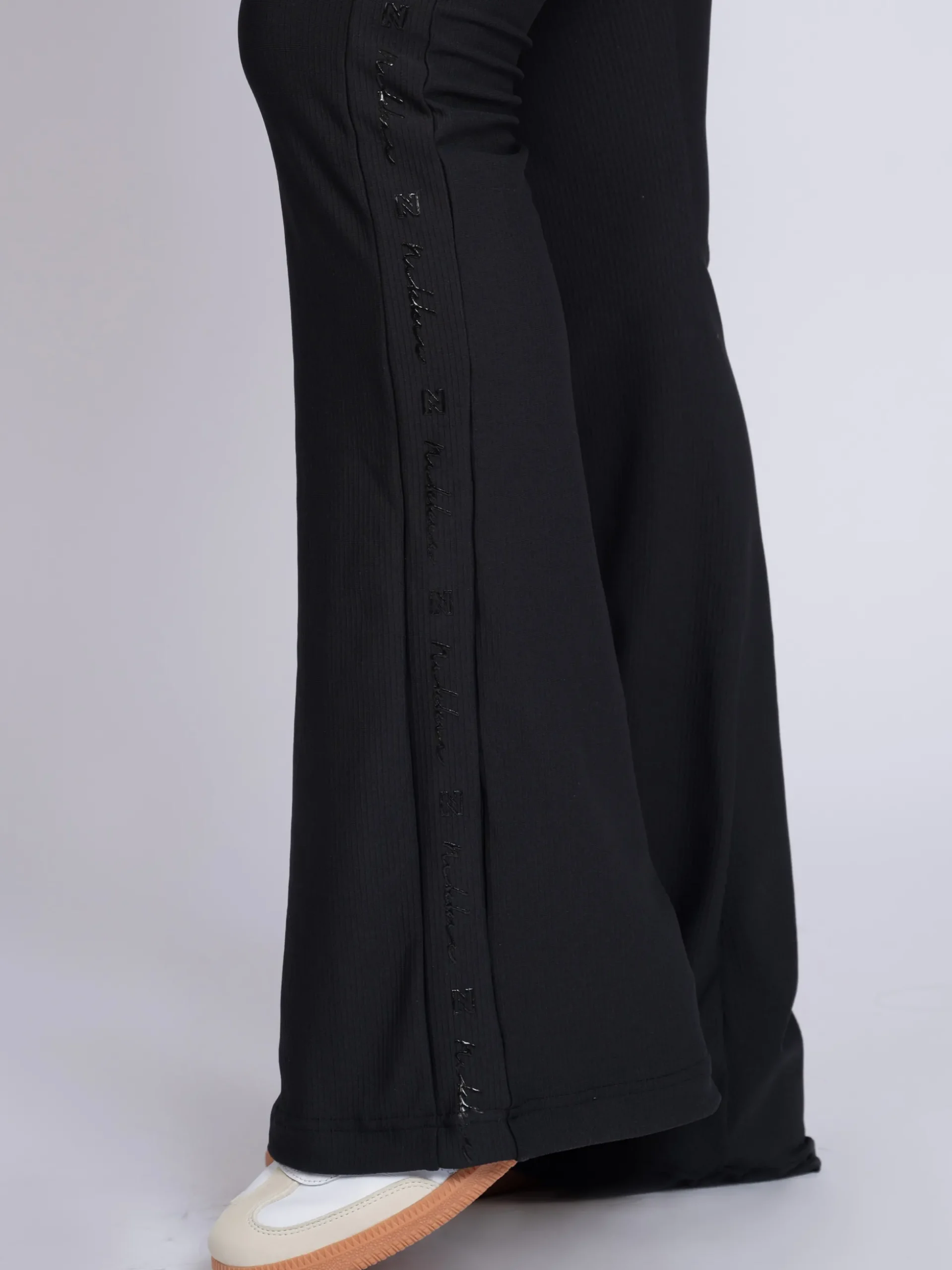 Geribbelde flared legging met omgeslagen taillerand