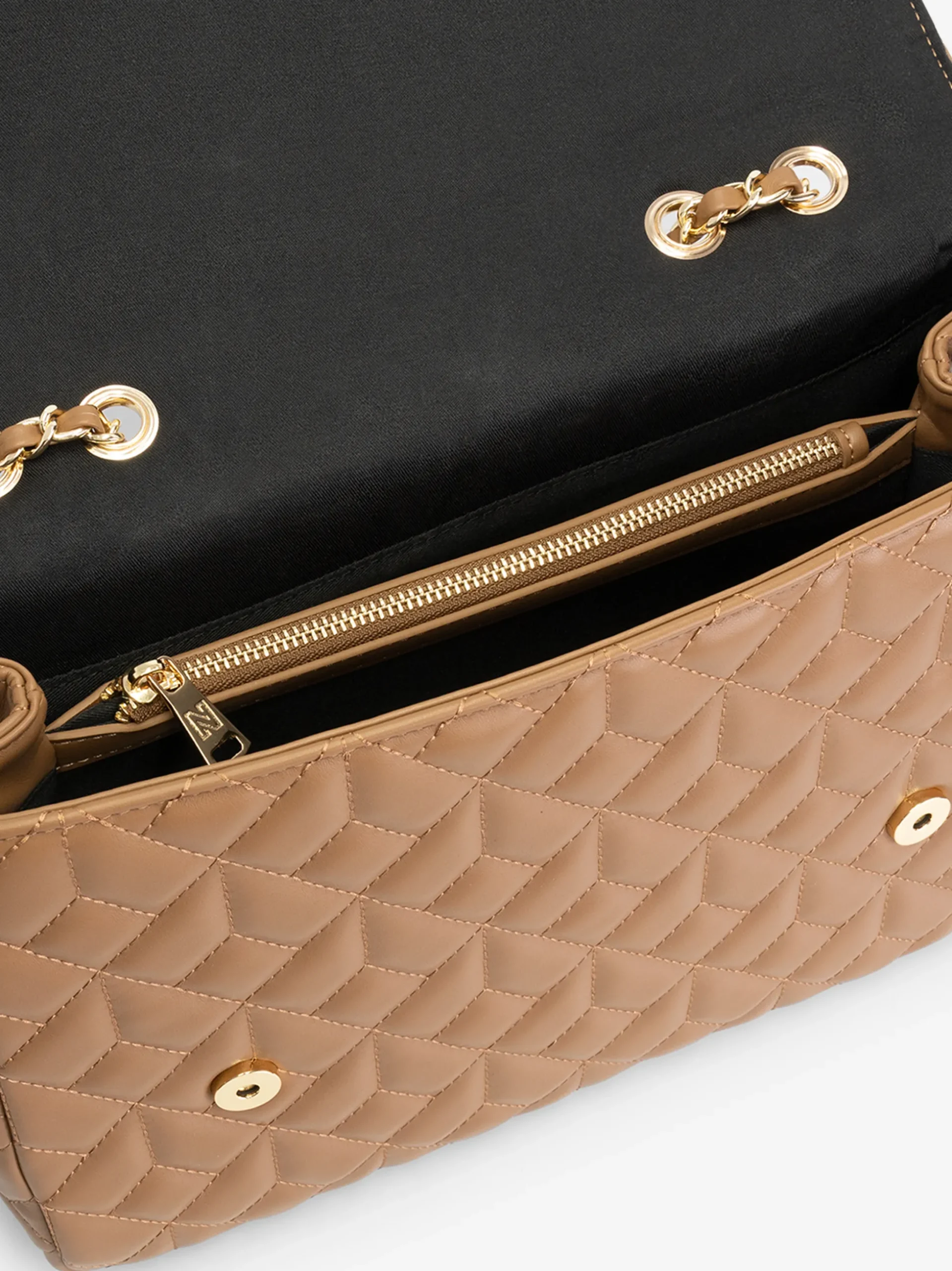 Gewatteerde tas met ketting detail
