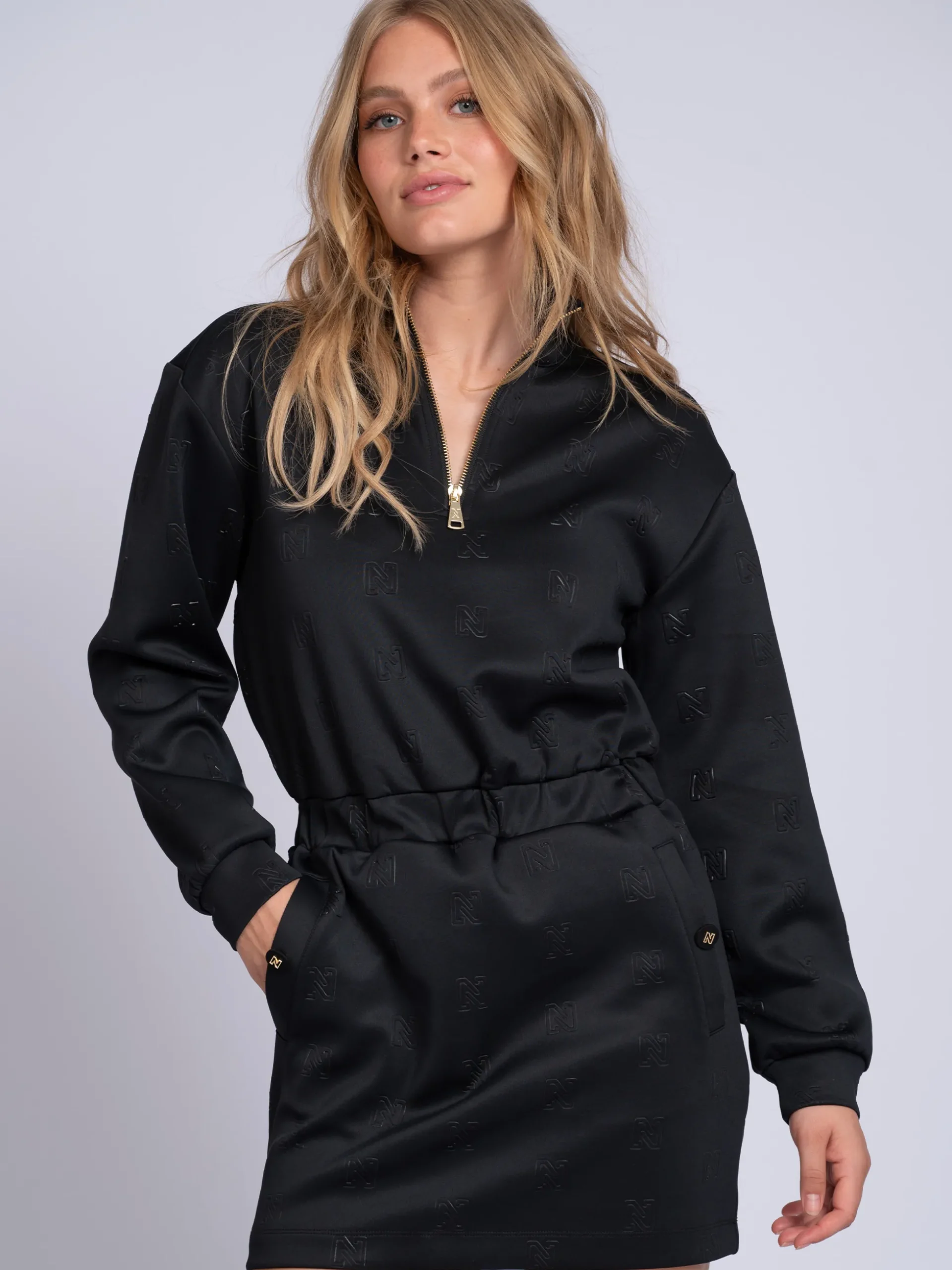 Jurk met logo patroon en elastische tailleband
