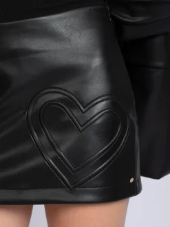 Korte skort van imitatieleer met hart detail