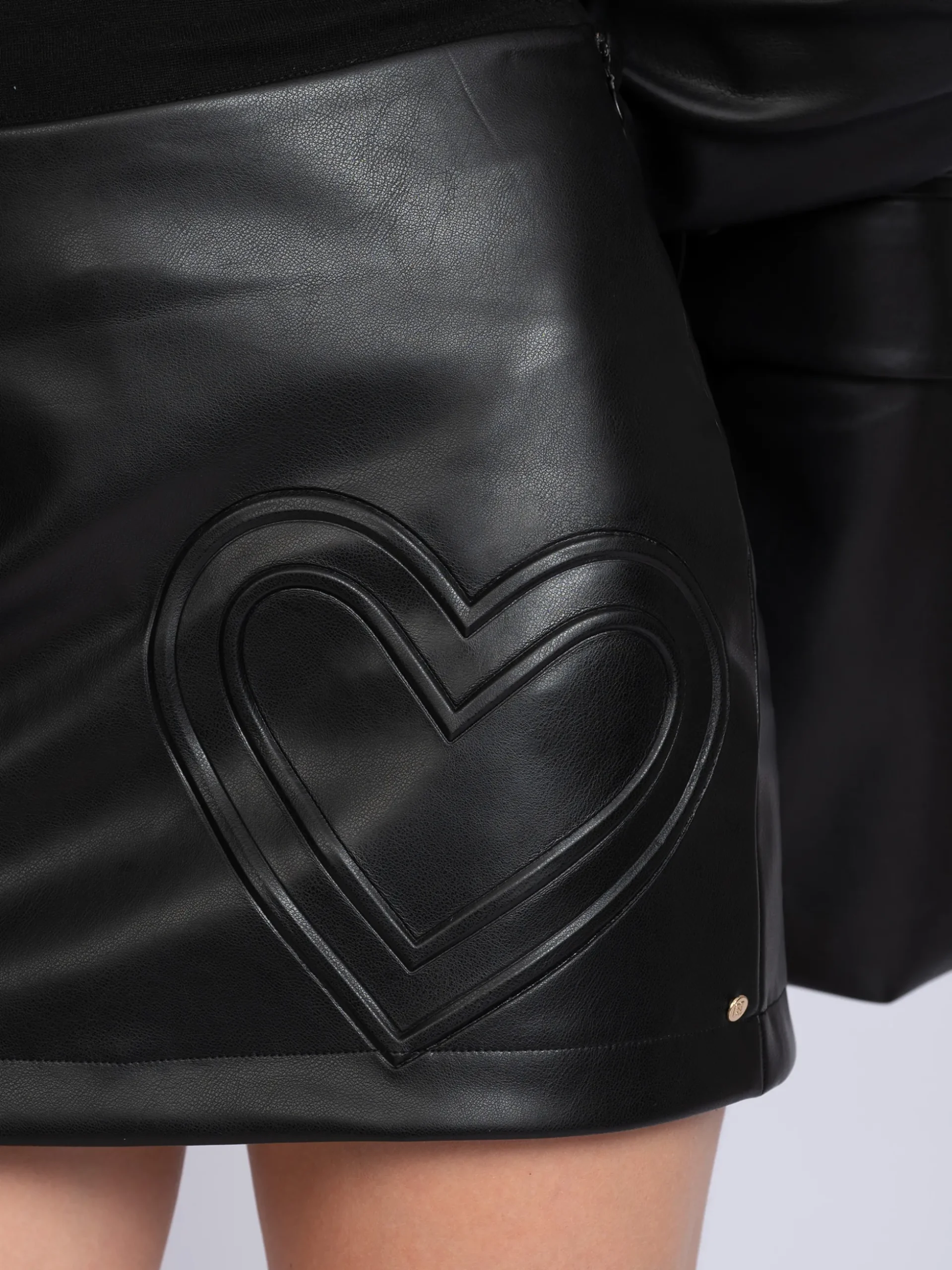 Korte skort van imitatieleer met hart detail