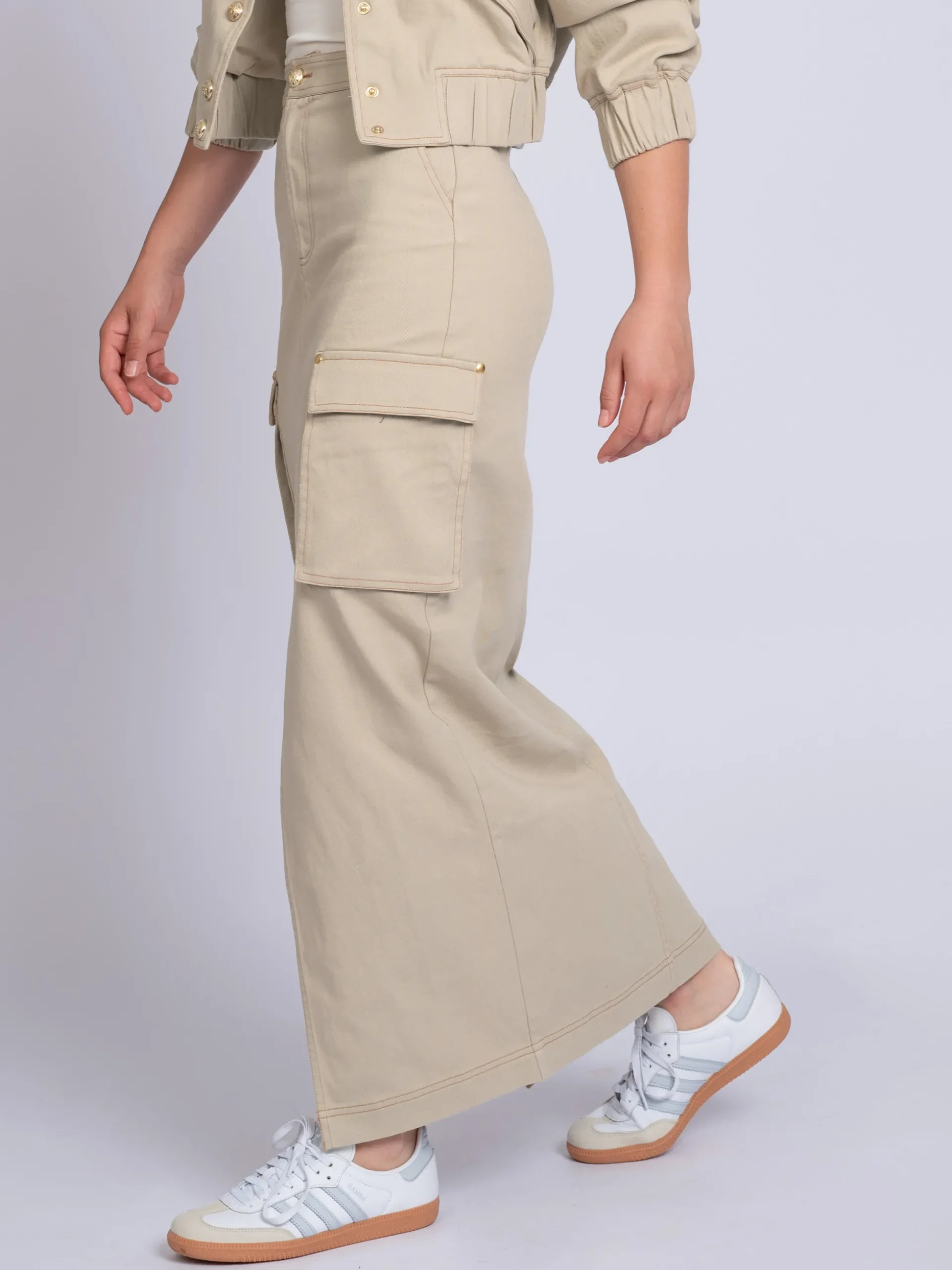Lange denim rok met split en klepzakken