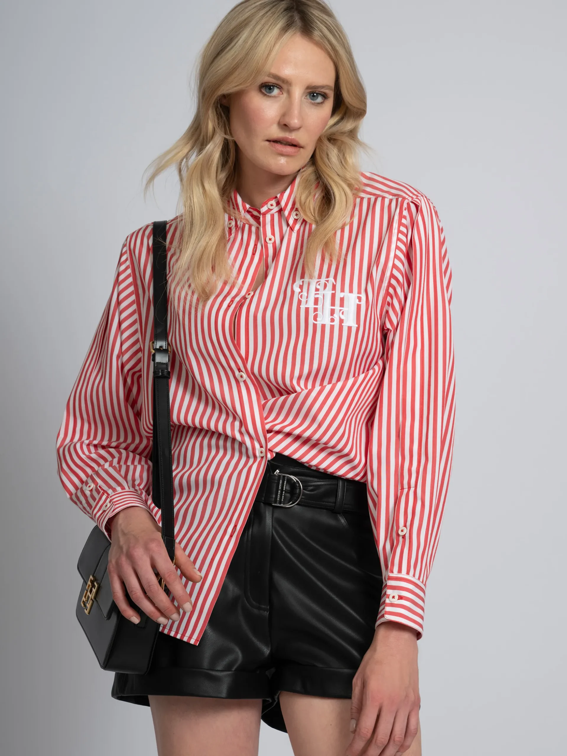 Losvallende gestreepte blouse met geborduurd logo