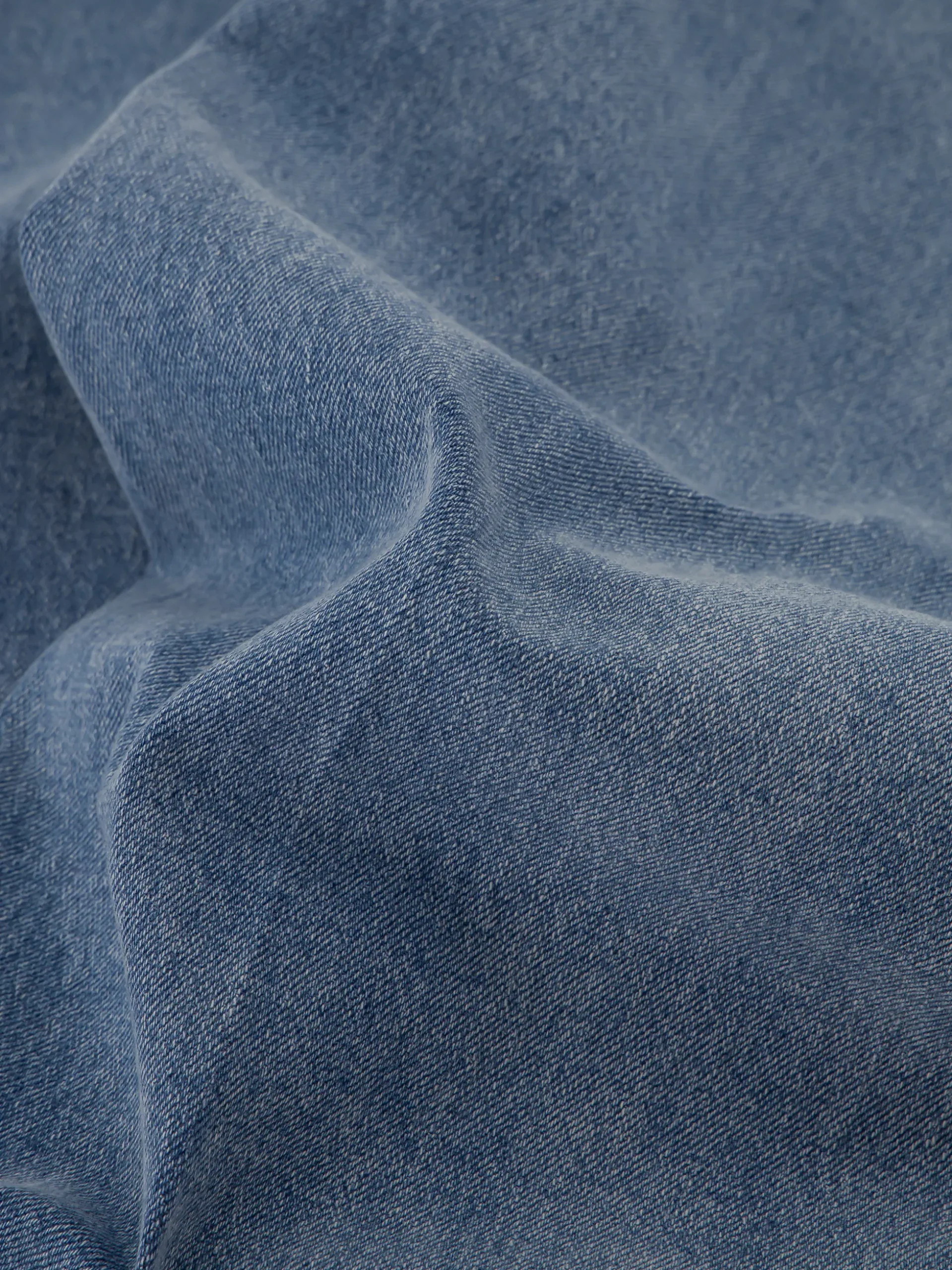 Losvallende jeans met rij knopen