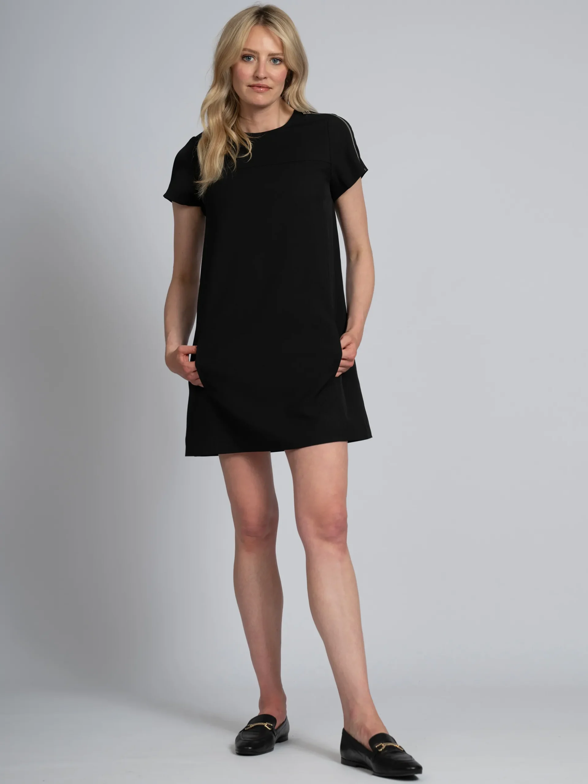 Losvallende jurk met rits detail bij schouder