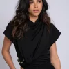 Losvallende top met gedraaid knoop detail en ketting accent