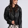 Oversized jack van imitatieleer met decoratieve ringen