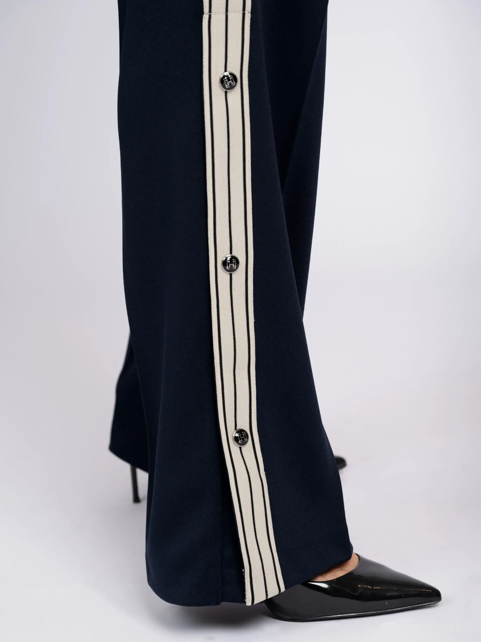 Pantalon met strepen en knopen op zijkant