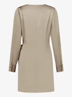 Satijnlook wikkeljurk met schouderdetails