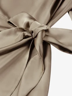 Satijnlook wikkeljurk met schouderdetails